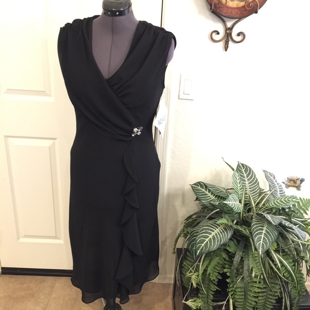 NWT ❤️”THE” black💗dress!! Gorgeous dress, it’s new with tags - Picture 3 of 16